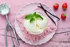 Das fertige, cremig-harte Eis wird nach dem Antauen einfach portioniert