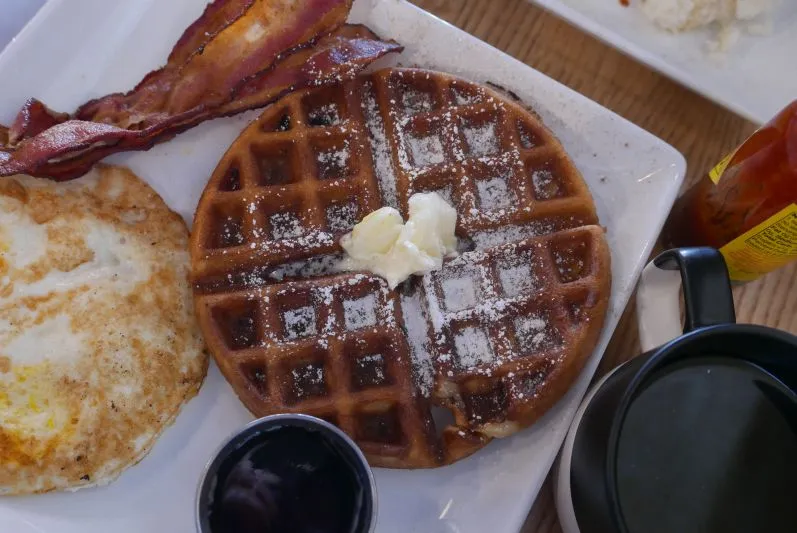 Das gemütliche Ambiente eines amerikanischen Diner-Frühstücks, das zum Vergleich mit deutschen Frühstückstraditionen einlädt.