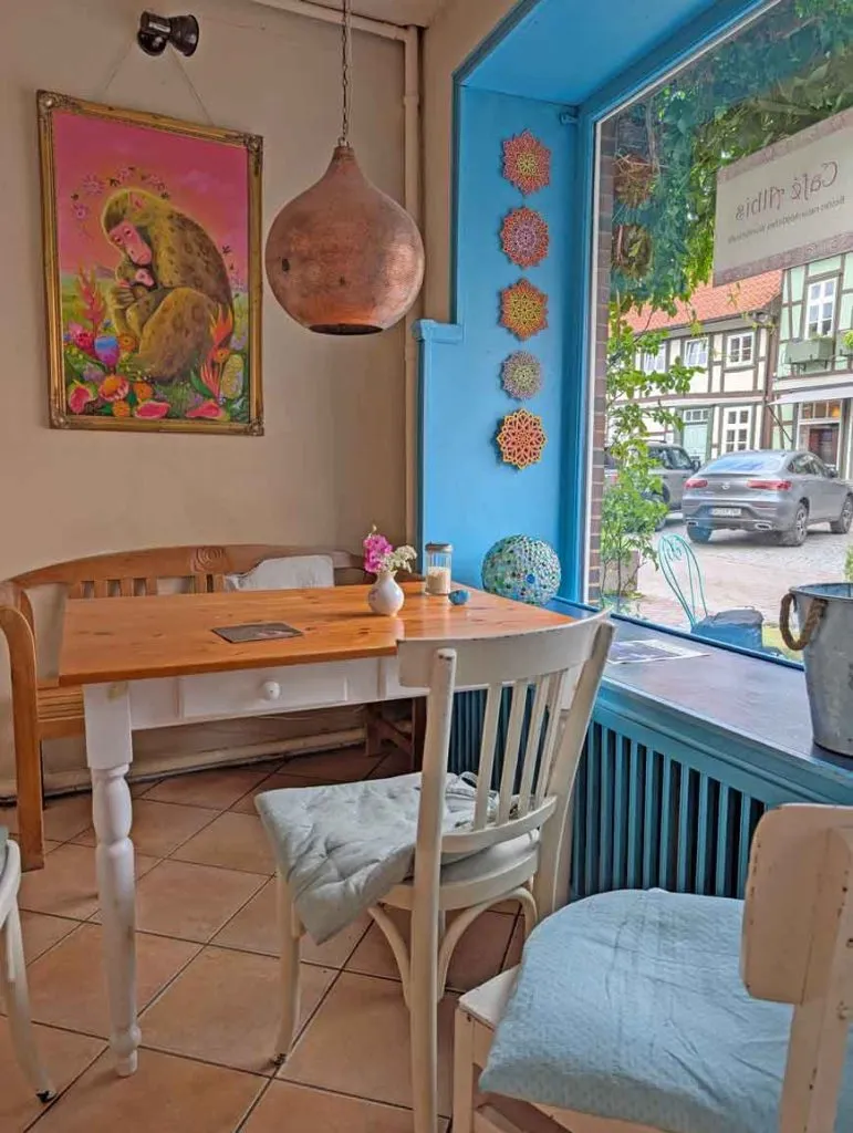 Das gemütliche Café Albis in Hitzacker, bekannt für Zitronentarte und Chai Latte