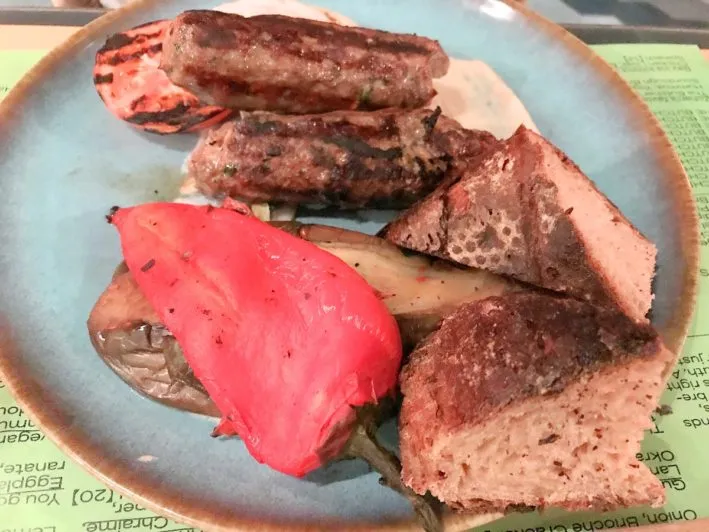 Das Gericht "Dieses Gericht ist so heilig wie sein Name" mit Jerusalem Kabob, Tahini und gegrilltem Gemüse im Bar Shuka