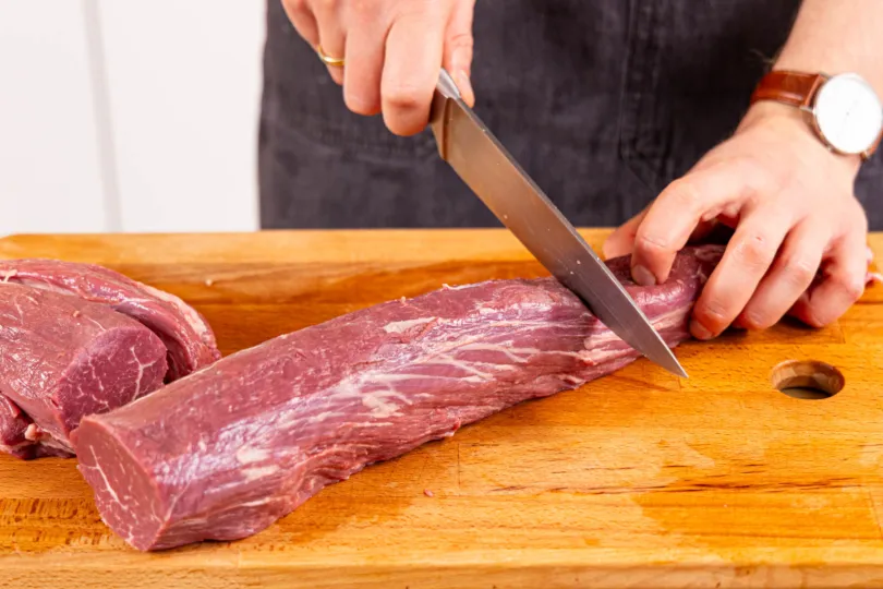 Das gleichmäßige Mittelstück der Rinderlende für das Ofenrezept zuschneiden