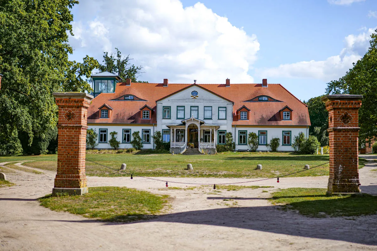 Das Herrenhaus auf Gut Groß Zecher mit traditioneller Architektur