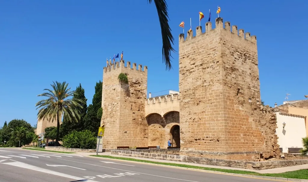 Das historische Stadttor Porta del Moll in Alcúdia, Mallorca