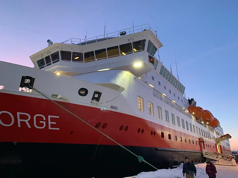Das Hurtigruten Schiff MS Nordnorge legt im Hafen von Trondheim an