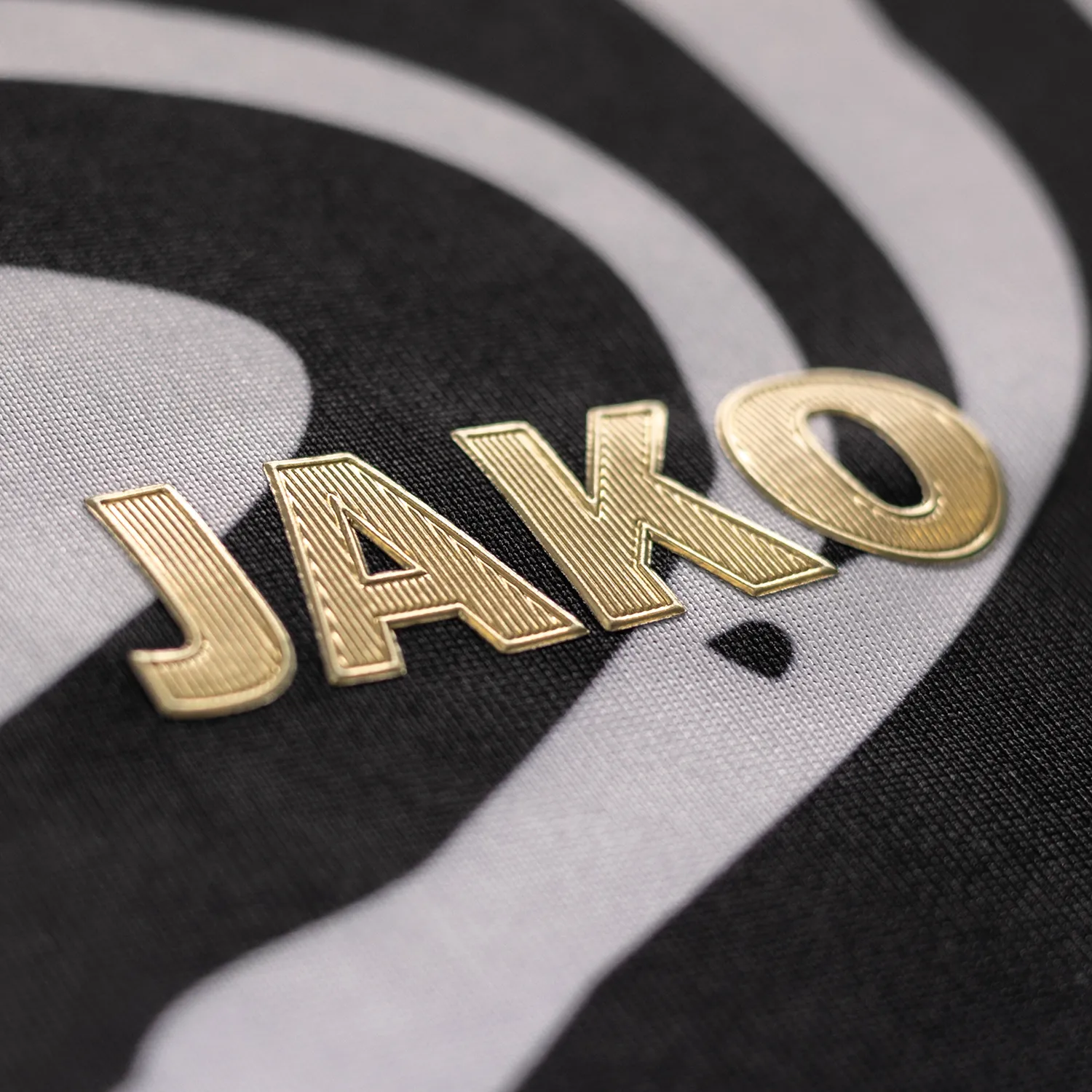 Das Jako Logo auf dem umweltfreundlichen VfB Stuttgart StuttgART Trikot