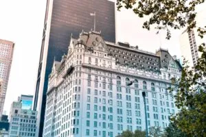 Das luxuriöse Hotel The Plaza in New York City, ein ikonisches Wahrzeichen, relevant für New York City Reisetipps zur Unterkunft.