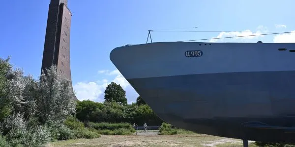 Das Marine-Ehrenmal in Laboe, ein Ort des Gedenkens und Mahnung für den Frieden, mit einem U-Boot als Museumsschiff