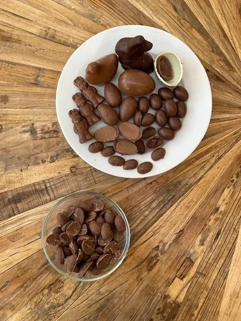 Das markante Fault Line Muster einer frühlingshaften Ostertorte, akzentuiert durch halbe Schokoladeneier.