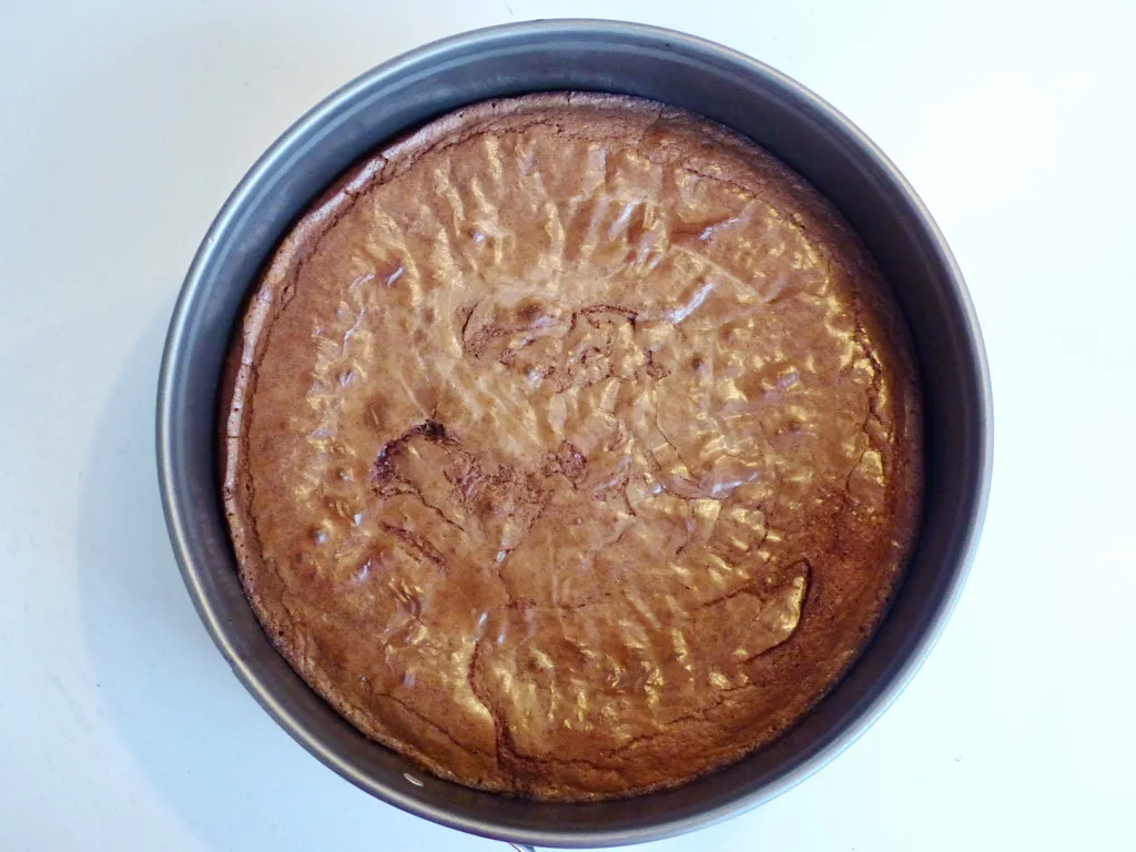 Das Mischen der geschmolzenen Schokoladenbutter mit der Ei-Zucker-Mehl-Mischung für den Sven Epiney Kuchenteig.