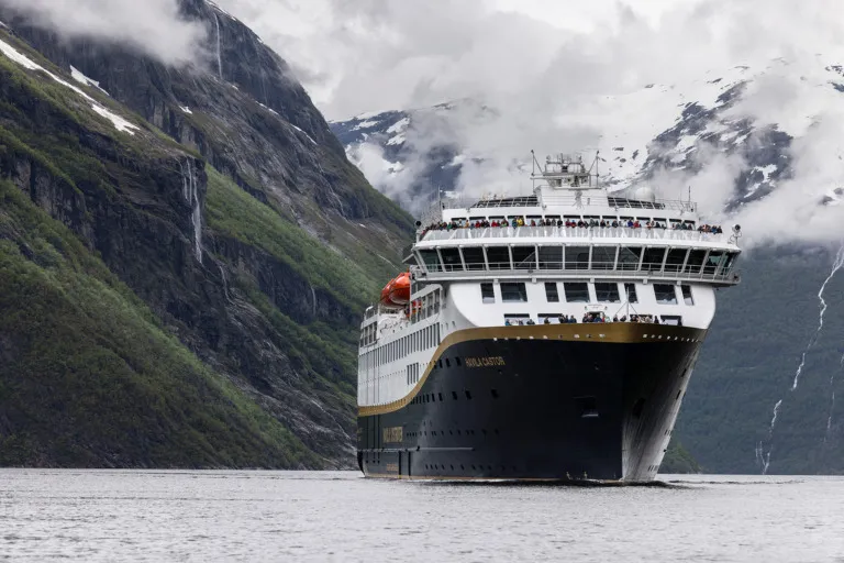 Das moderne Schiff Havila Castor im Geirangerfjord, eine Option für Ihre Hurtigruten Reisen 2022