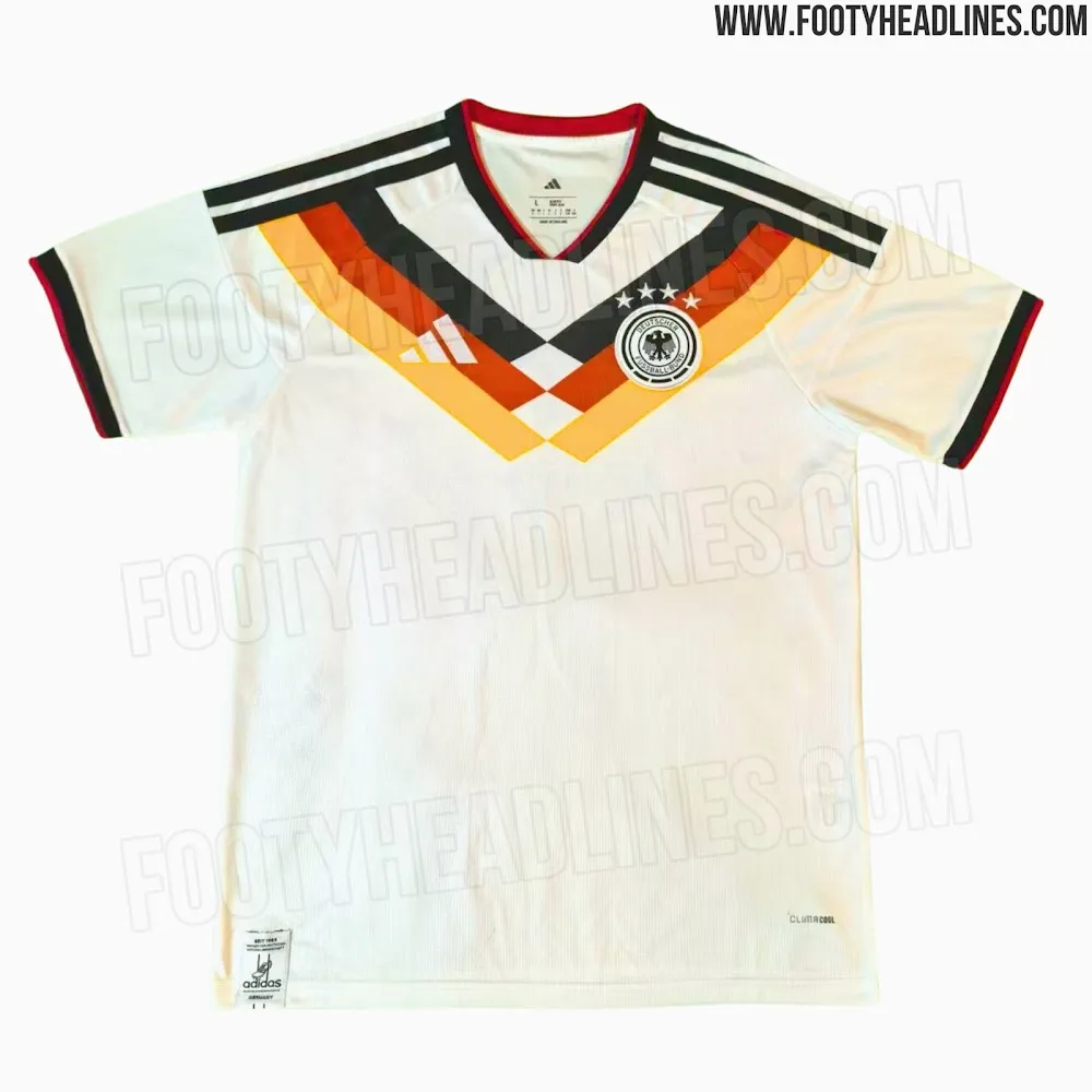 Das neue DFB Trikot WM 2026 in Weiß mit schwarz-rot-goldenen Akzenten.
