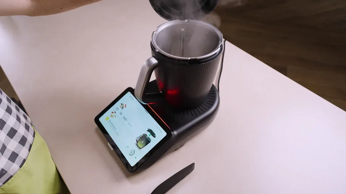 Das offene Kochen mit abgehobenem Deckel ermöglicht eine genaue Beobachtung des Anbratvorgangs und regelmäßiges Umrühren, während Dampf aufsteigt.