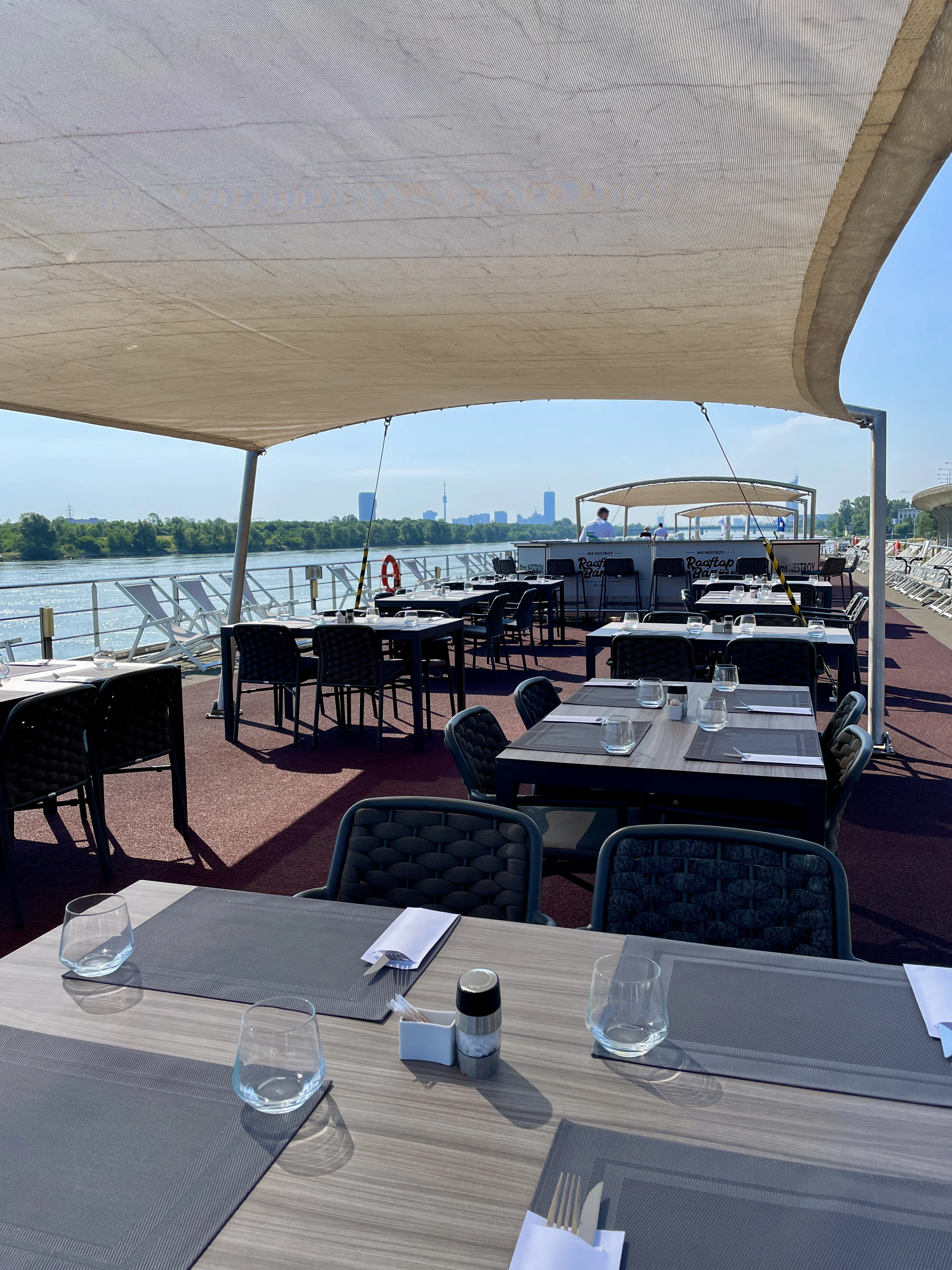 Das Open Air Grillrestaurant &quot;Die Grillerei&quot; auf dem Sonnendeck der MS Nestroy, ein Highlight jeder Donaukreuzfahrt