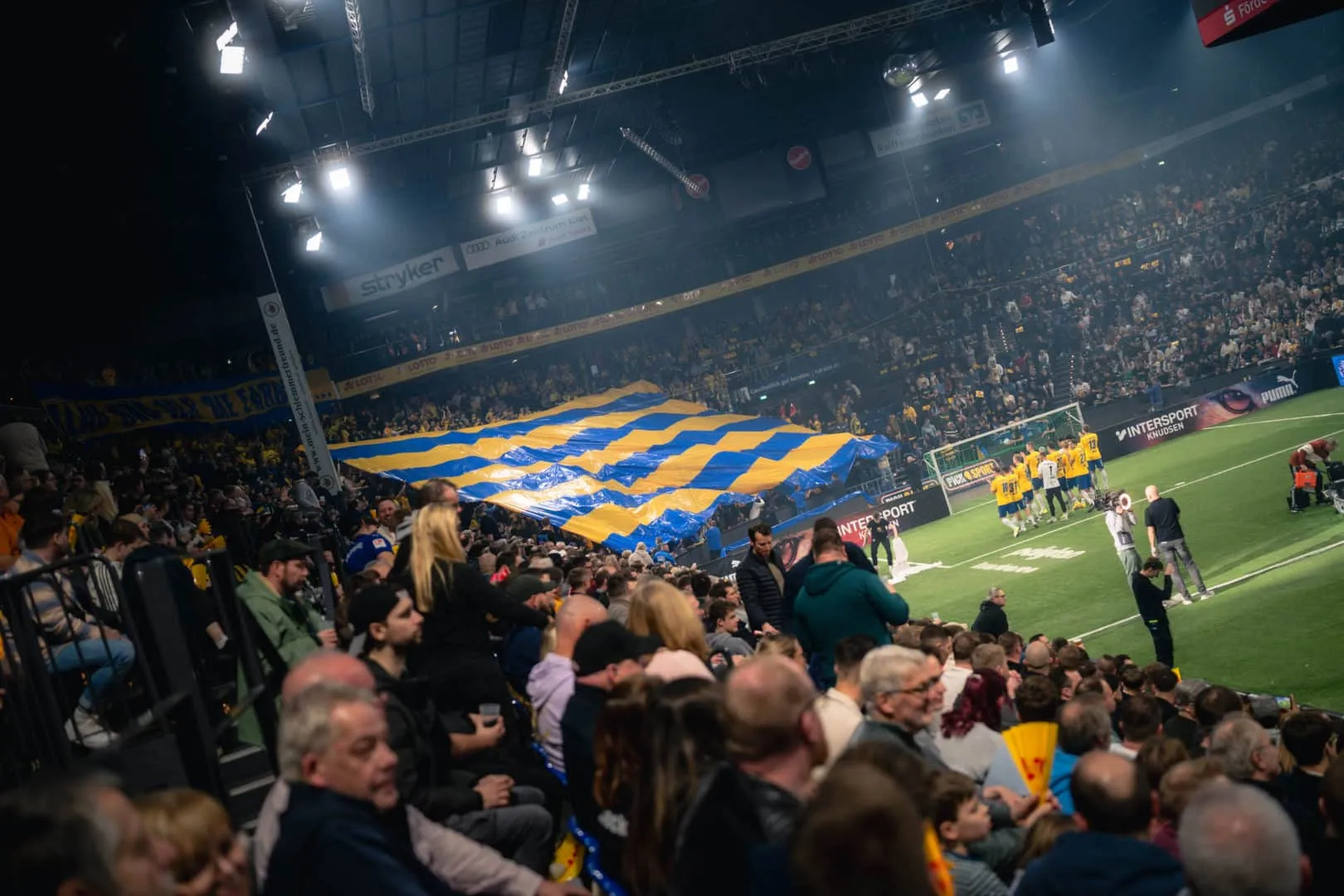 Das Publikum in der Wunderino Arena genießt die Eröffnungsfeier des Hallenmasters