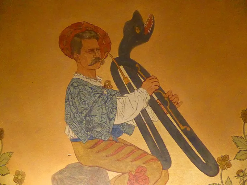 Das riesige Fass im Kornhauskeller, umgeben von kunstvollen Malereien und einer Aura der Geschichte.