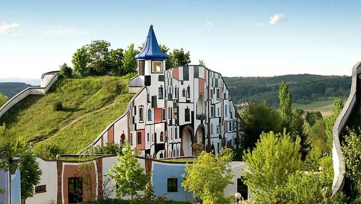 Das Rogner Bad Blumau wartet mit einer von Hundertwasser gestalteten Thermenlandschaft auf.