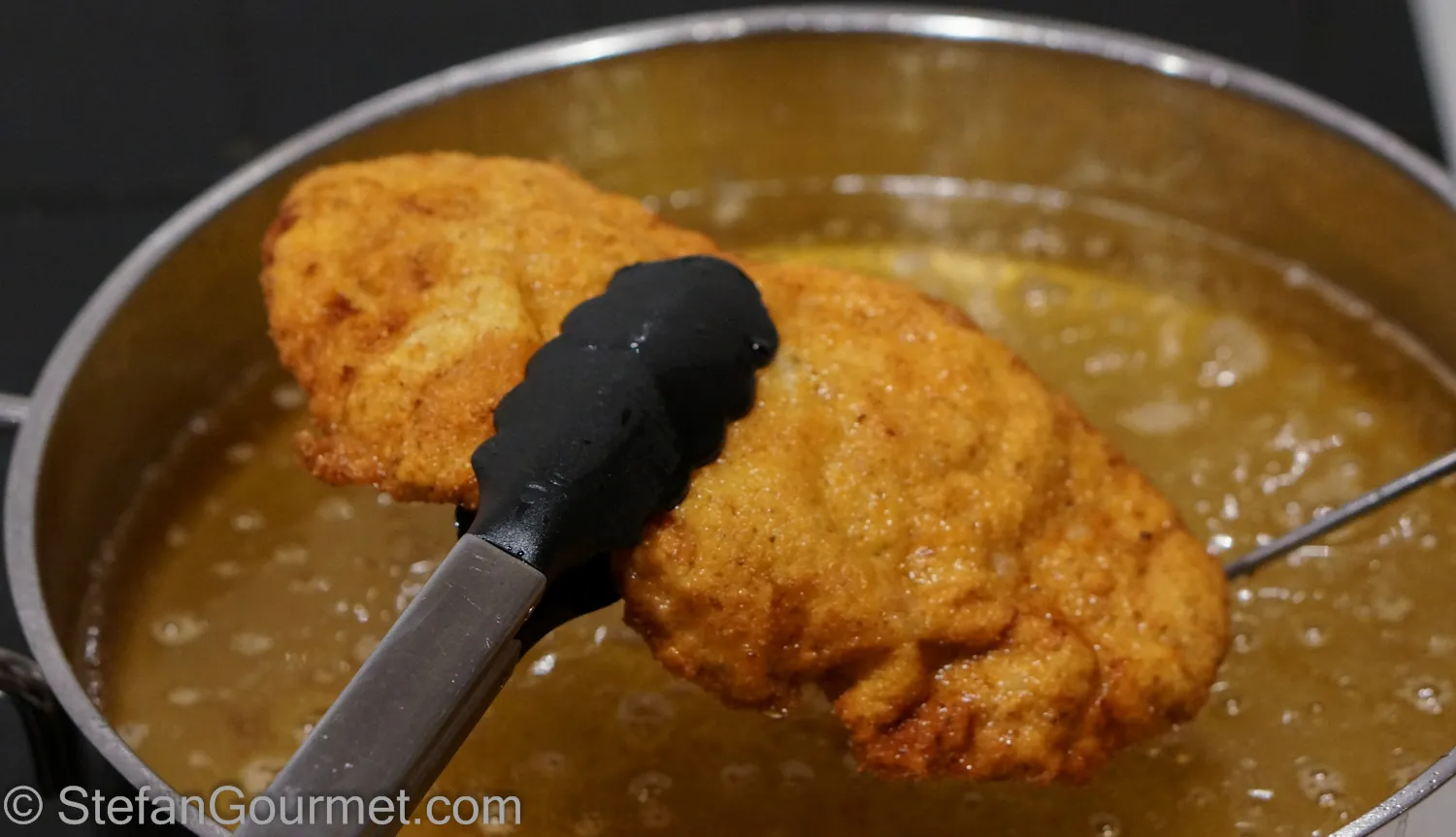 Das Schnitzel goldbraun und knusprig in der Pfanne