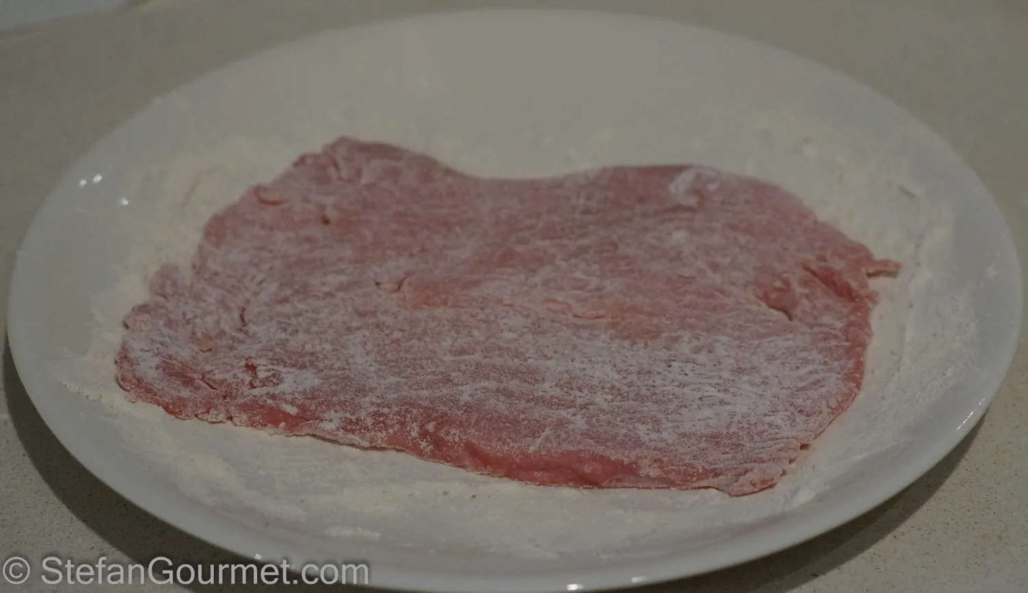 Das Schnitzel wird leicht mit Mehl bestäubt