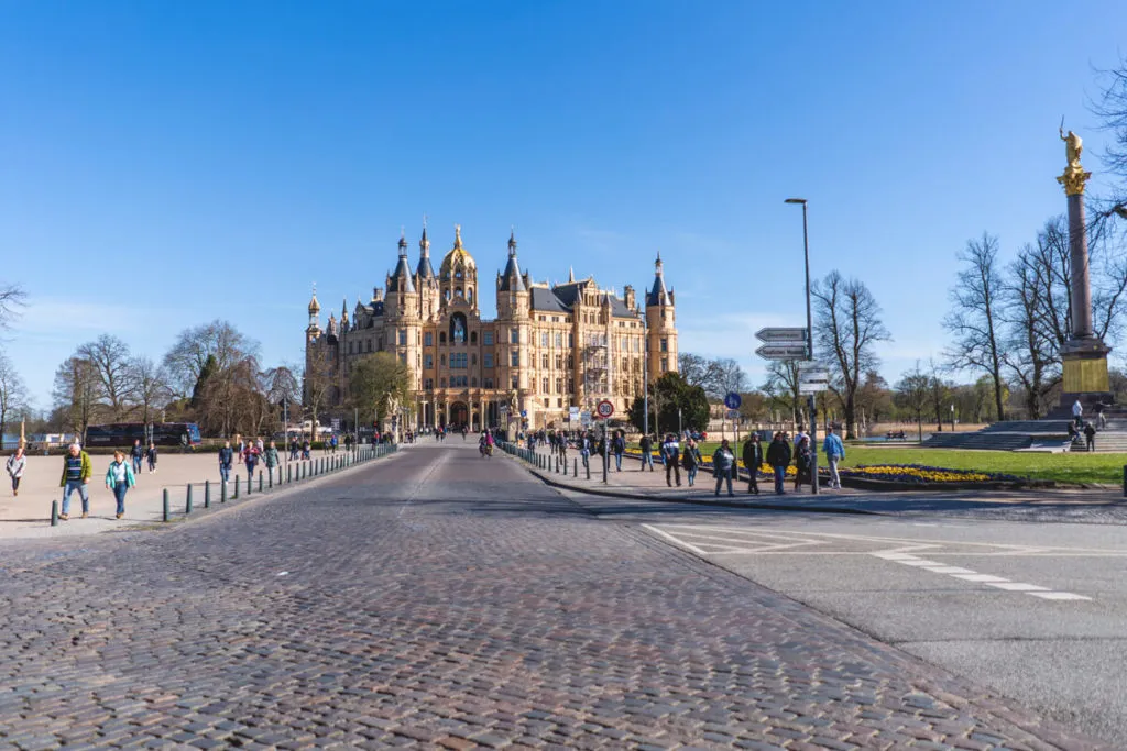 Das Schweriner Schloss mit Schlossbrücke – ein märchenhaftes Ensemble