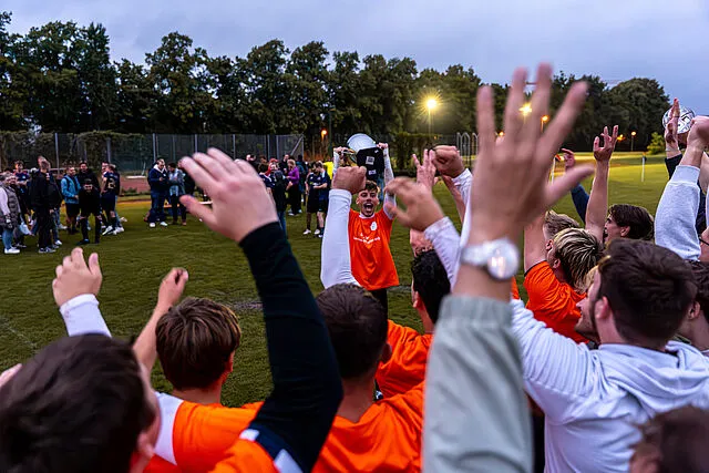 Das Siegerteam hält stolz den Pokal in die Höhe