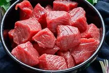 Das sorgfältig geschnittene Rindergulaschfleisch bei Zimmertemperatur, vorbereitet für den nächsten Schritt des Gulasch Rezepts.