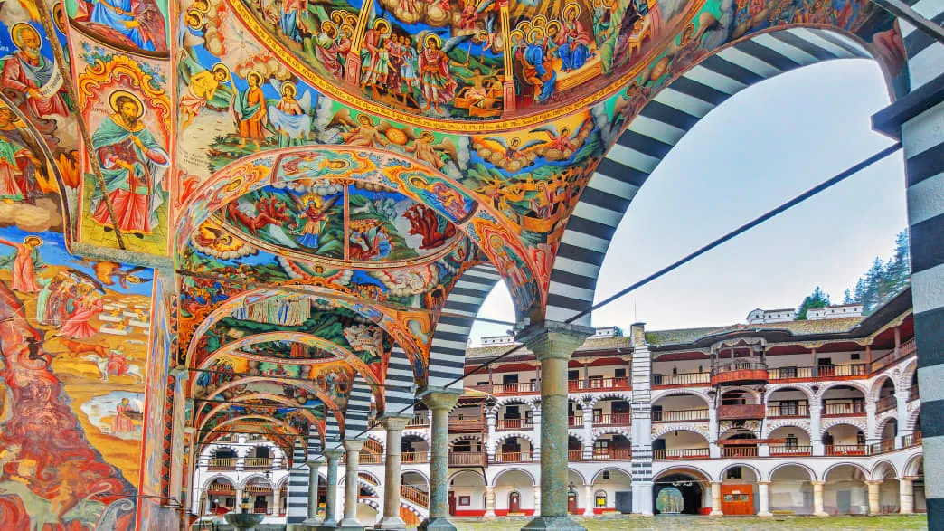 Das spirituelle Rila-Kloster im Rila-Gebirge in Bulgarien, ein beeindruckendes orthodoxes Kloster