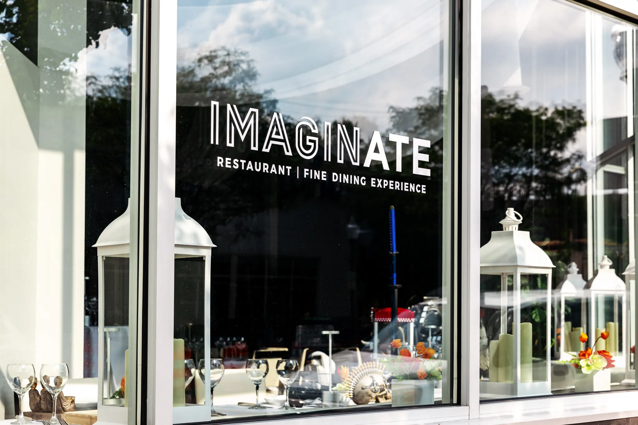 Das vordere Fenster zeigt die Aufschrift Imaginate Restaurant | Fine Dining Experience