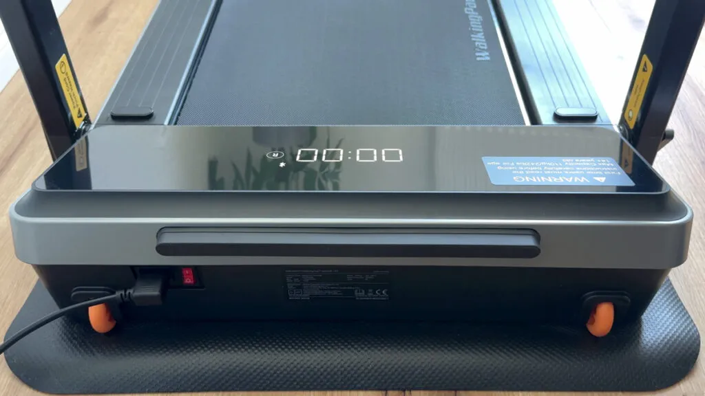 Das WalkingPad Z3 Hybrid+ angeschlossen und mit eingeschaltetem Display