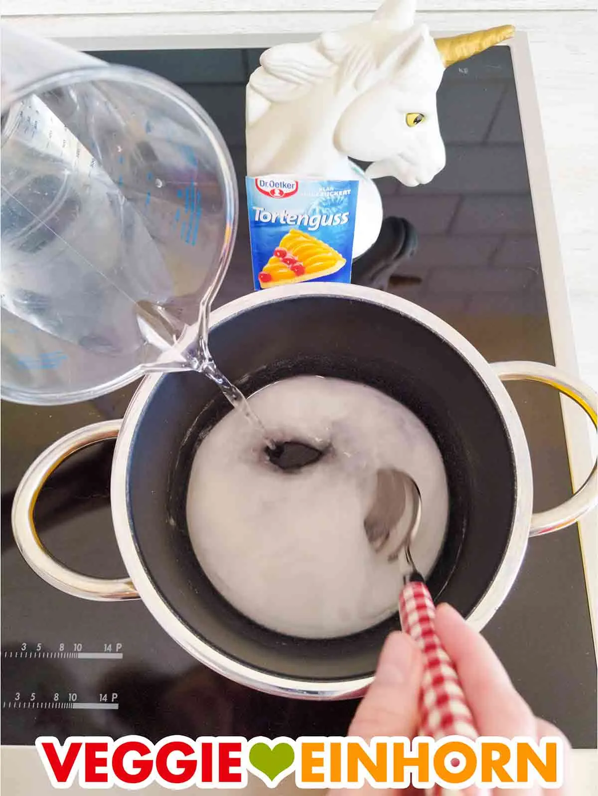 Das Wasser wird nach und nach zugefügt.