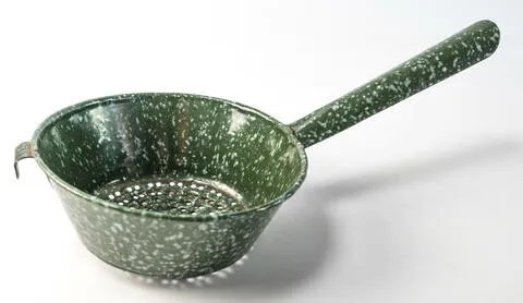 DDR Kochgeschirr wie ein Sieb und eine Butterdose