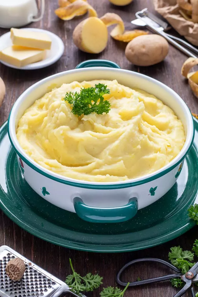 Deftige deutsche Küche mit Kartoffelpüree