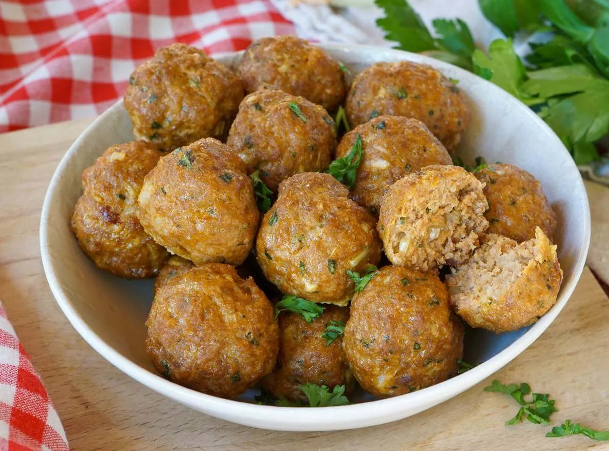 Deftige Frikadellen aus dem Backofen, eine klassische Beilage zu gekochten Karotten.