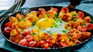 Deftige Kartoffelpfanne mit gebräunter Wurst, ein sättigendes und preiswertes Essen