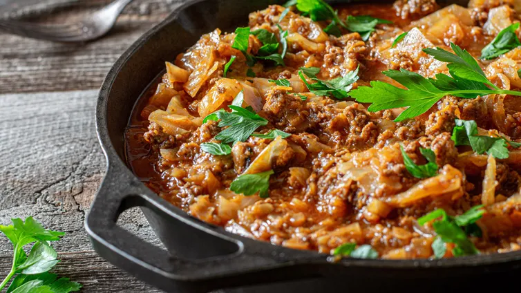Deftige Kohl-Hack-Pfanne mit Rinderhackfleisch und frischem Spitzkohl, servierfertig in einer rustikalen Pfanne – ideal für ein schnelles, glutenfreies Gericht.