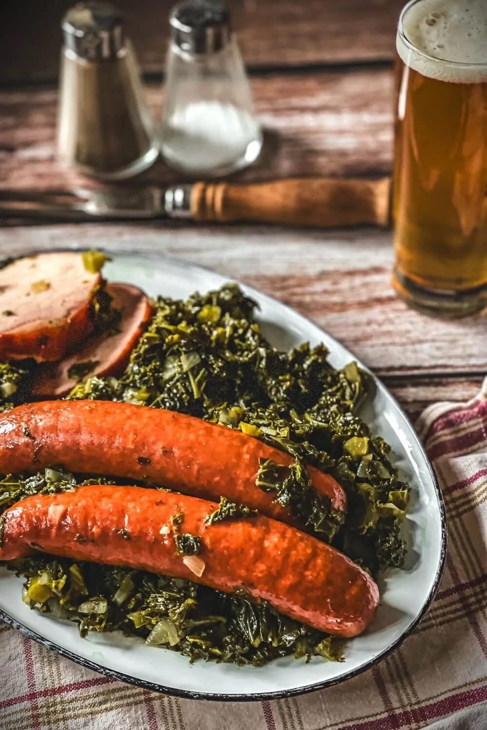 Deftiger Grünkohl mit Kassler und Mettenden als klassisches deutsches Wintergericht.