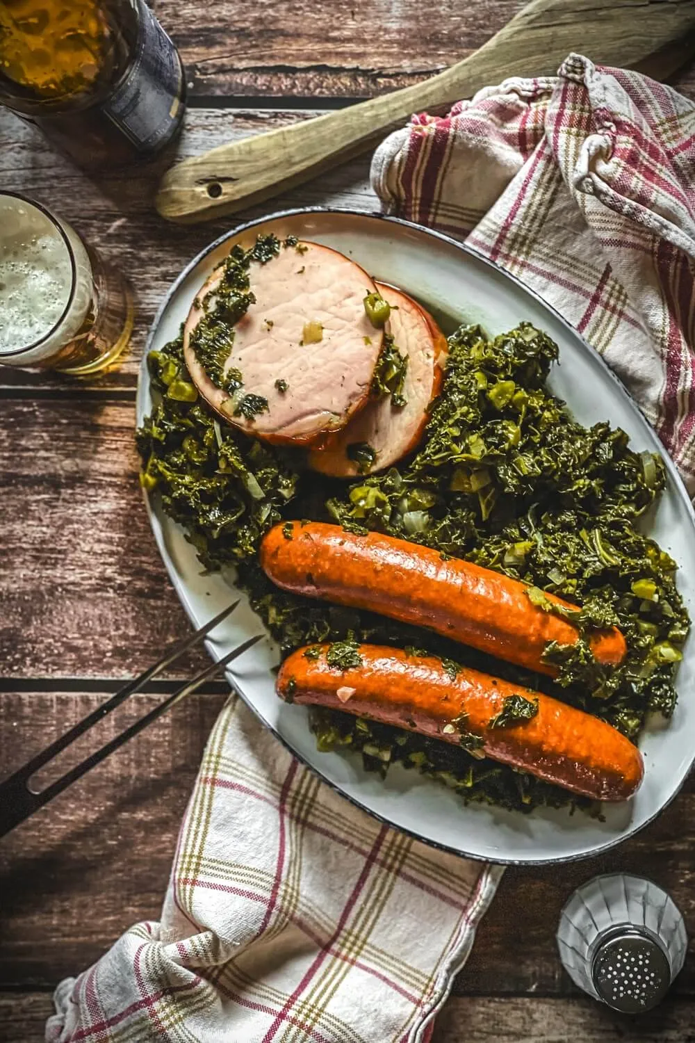 Deftiger Grünkohl mit Kassler und Mettenden, klassisch serviert