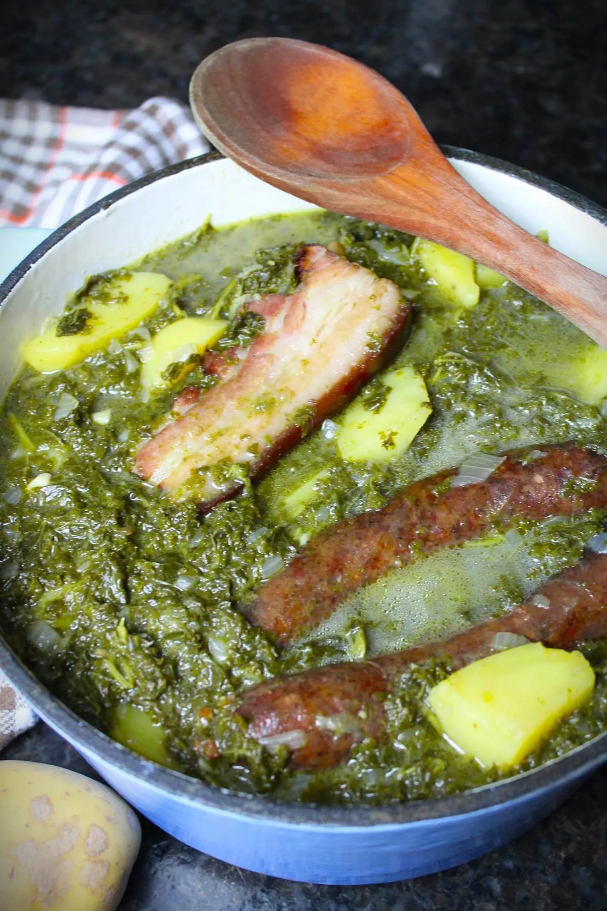 Deftiger Grünkohleintopf in einer rustikalen Schüssel, perfekt für kalte Wintertage