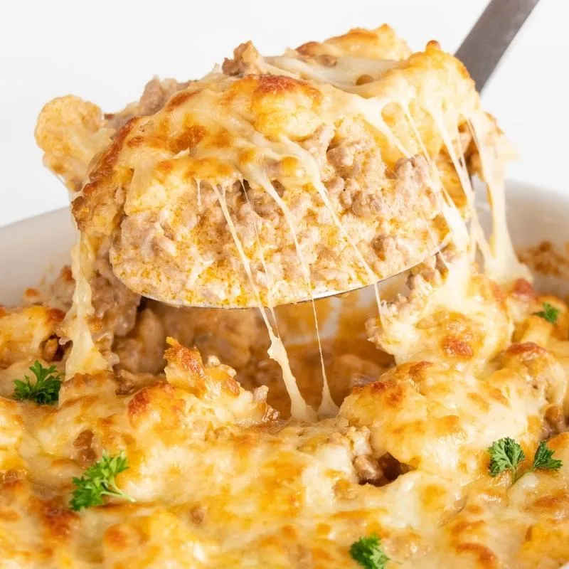 Deftiger Keto Blumenkohl-Hackfleisch-Auflauf mit Käse überbacken