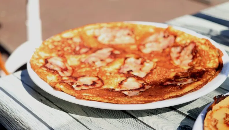 Deftiger Pannekoek mit Speck, ein beliebtes Gericht der niederländischen Küche