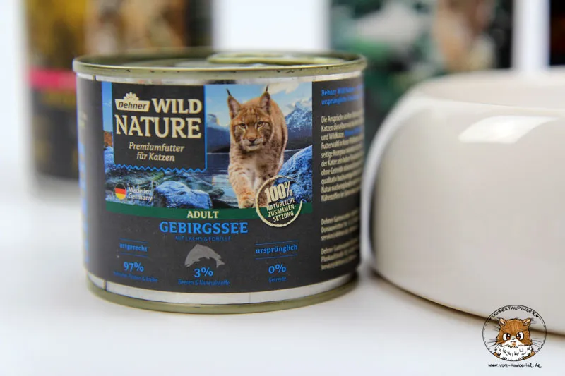 Dehner Wild Nature Katzenfutter im Napf – Nahaufnahme