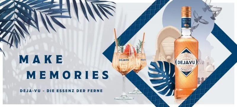 Déjà-Vu Getränk Flasche und Gläser mit frischen Zitrusfrüchten auf einer eleganten Tischdecke