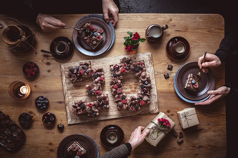 Dekorativer Zahlenkuchen zum 30. Geburtstag, als Inspiration für verschiedene Alterszahlen und Motive