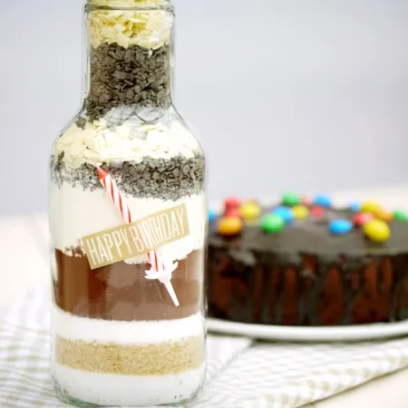 Dekorierte Geburtstagskuchen Backmischung im Glas als liebevolle Geschenkidee für besondere Anlässe.