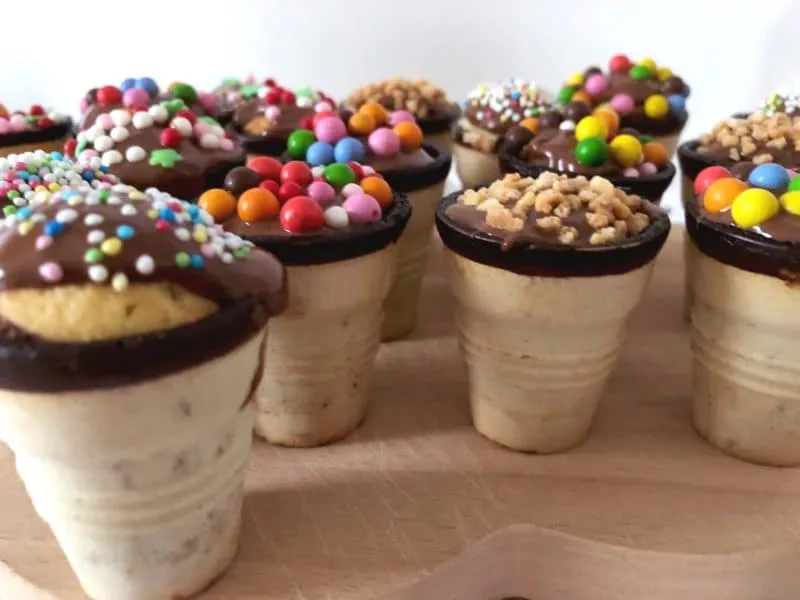 Dekorierte Muffins im Waffelbecher für den Kindergeburtstag im Kindergarten