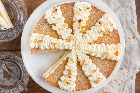 Dekorierte Quark-Sahne-Torte nach DDR-Rezept mit Mandeln