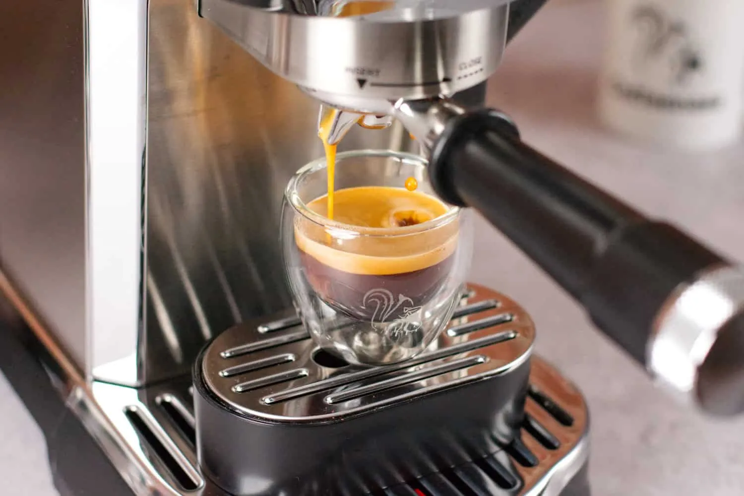 Delonghi Dedica Maestro Plus Siebträgermaschine bereitet Espresso zu
