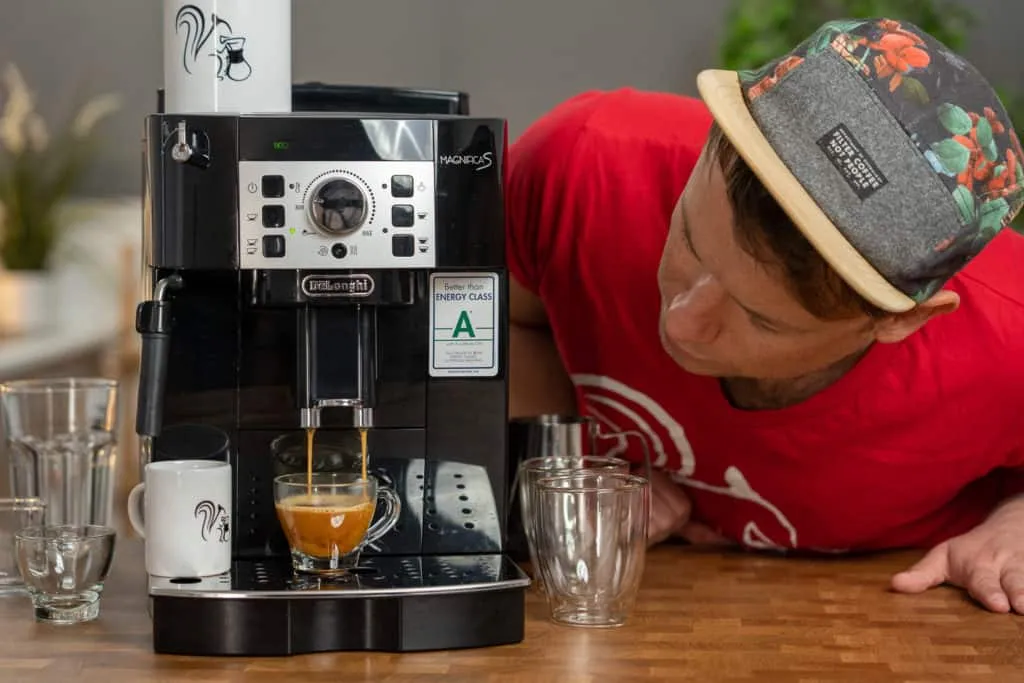 DeLonghi ECAM 22110B Espresso und Kaffeebohnen