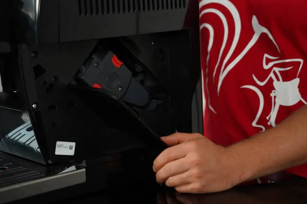 DeLonghi ECAM 23.463 B Brühgruppe zur Reinigung entnehmen