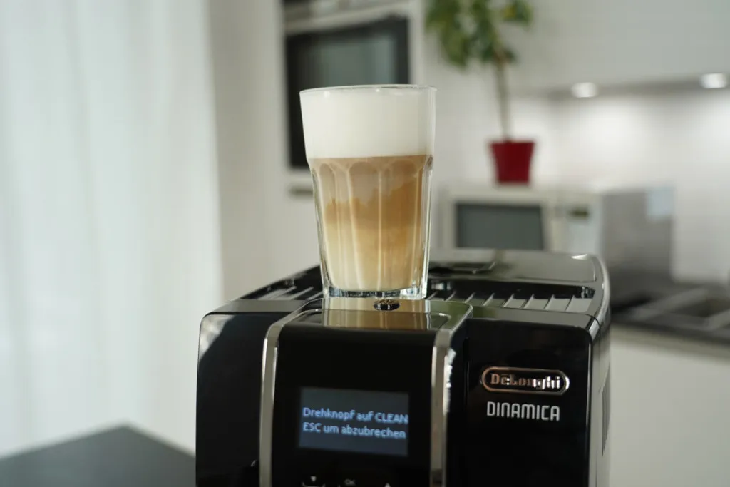 DeLonghi ECAM 23.463 B Latte Macchiato mit Milchschaum