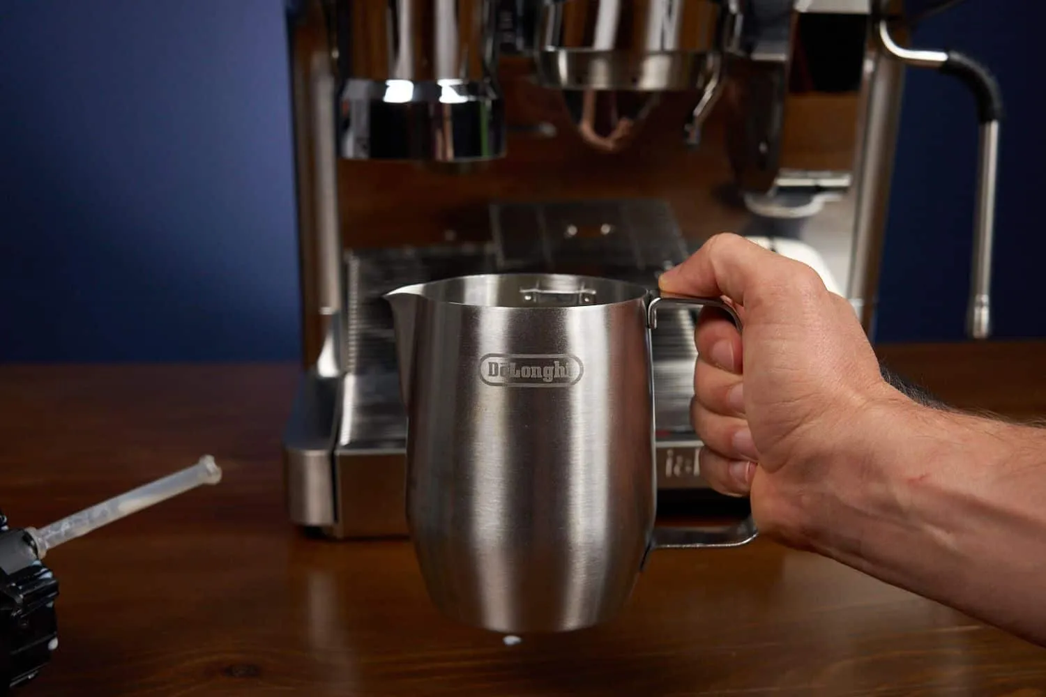 DeLonghi La Specialista Maestro mit Milchpitcher in Nahaufnahme